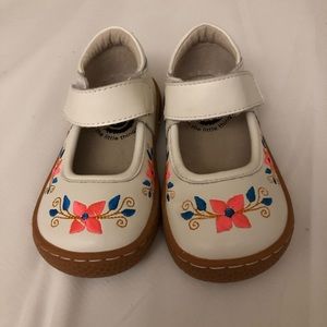 White Livie and Luca shoes size 6T